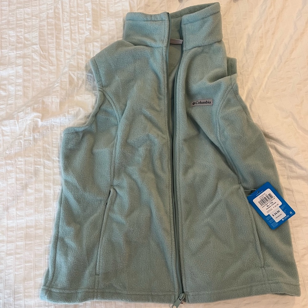 XL Columbia fleece vest. Sea foam green.